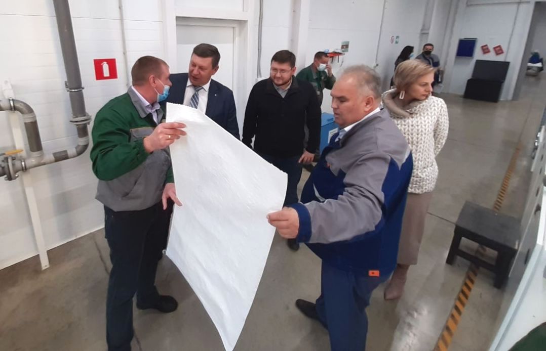 Министр экономики Кубани Алексей Юртаев посетил завод по производству полипропиленовой упаковки «Прогресс Агро» 