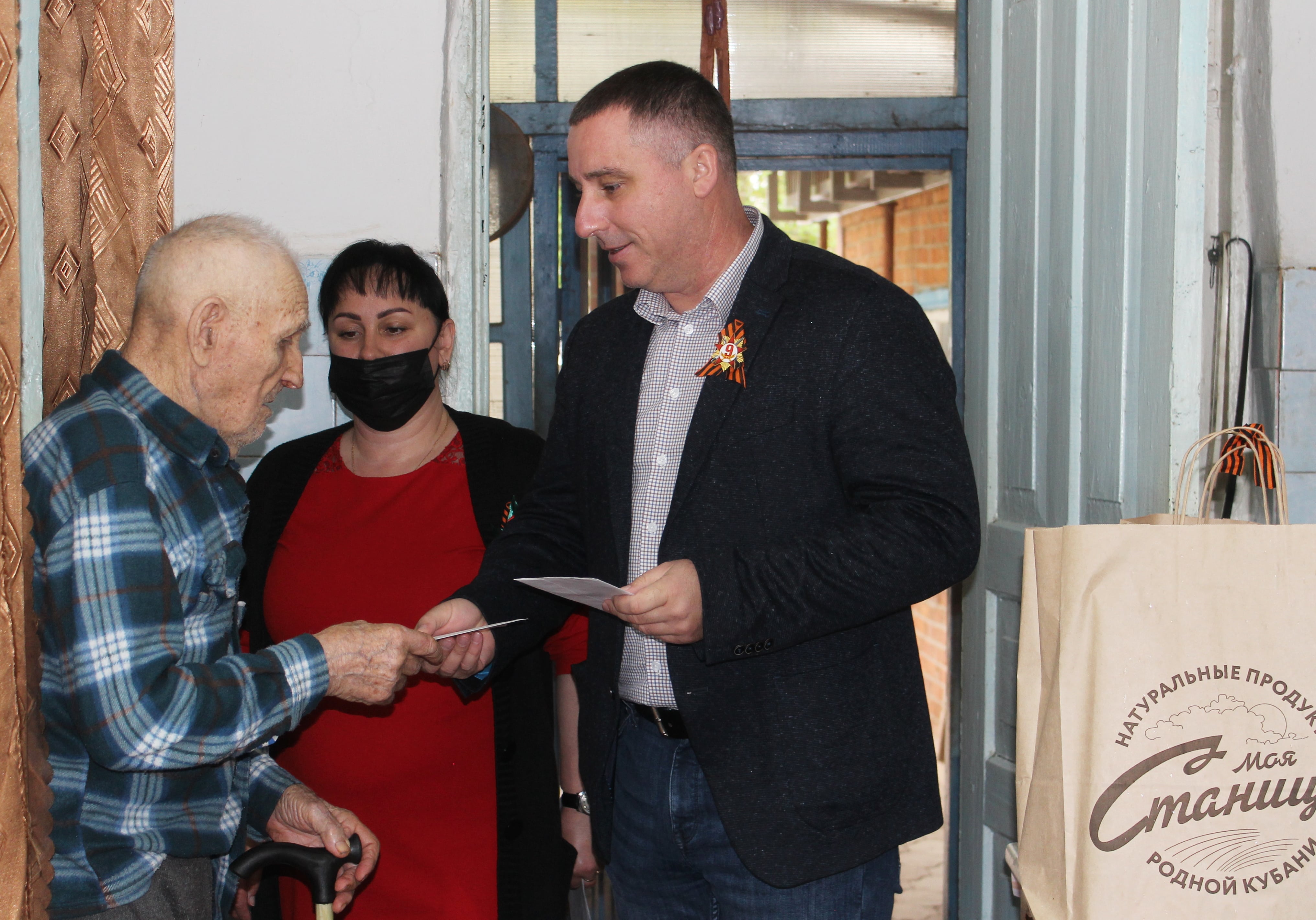 Директор АО «Рассвет» Дмитрий Дубовиков поздравил на дому ветерана ВОВ с Днём Победы
